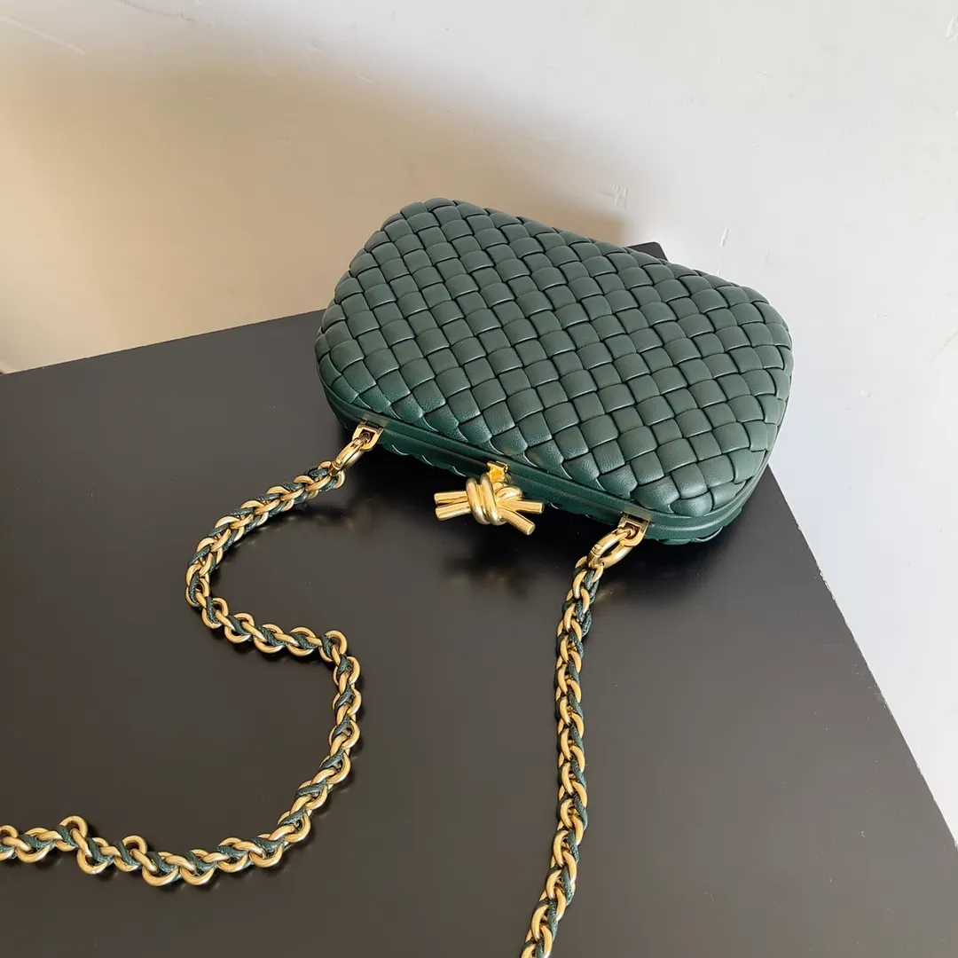 Batch 2260 BOTTEGA VENETA KNOT evening bag chain version for women is now on the market! Delicate and elegant, soft and powerful, this bag is definitely a representative of intellectual women. As an evergreen model of BV, the blessing of the chain is the icing on the cake. The classic weaving once again interprets the unique craftsmanship (the chain can be disassembled separately). Style number: 776662 Size: 19*11.5*5cm